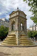 Fototapeta na wymiar August 2011. Fountain. Paris. France.