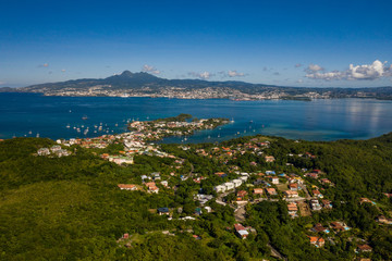 Naklejka premium Vue aérienne de la Pointe du Bout, en Martinique, par très beau temps, avec la baie de Fort de France en arrière plan