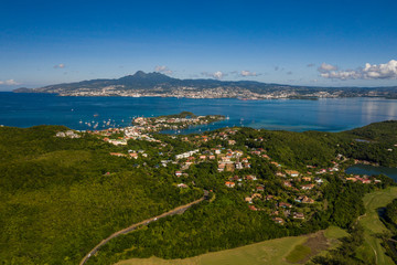 Fototapeta na wymiar Vue aérienne de la Pointe du Bout, en Martinique, par très beau temps, avec la baie de Fort de France en arrière plan