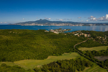 Fototapeta na wymiar Vue aérienne de la Pointe du Bout, en Martinique, par très beau temps, avec la baie de Fort de France en arrière plan