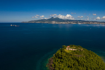 Vue aérienne de l'îlet Ramier, en Martinique, par très beau temps, avec Fort de France, les pitons du Carbet dans le fond