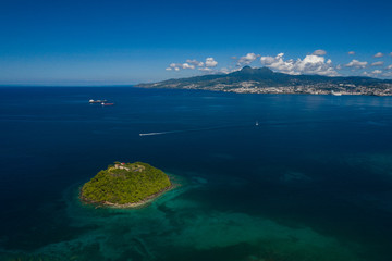 Vue aérienne de l'îlet Ramier, en Martinique, par très beau temps, avec Fort de France, les...