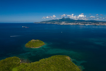 Vue aérienne de l'îlet Ramier, en Martinique, par très beau temps, avec Fort de France, les...