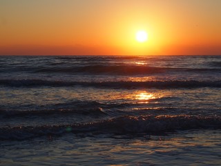 Obraz premium Beautiful Sarasota Sunset with Light Reflected in Gulf Waves