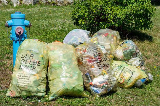 Gelbe Säcke für Plastikabfälle, die an einer Straßensperre hängen,  Mülltrennung, Bremen, Deutschland Stockfotografie - Alamy