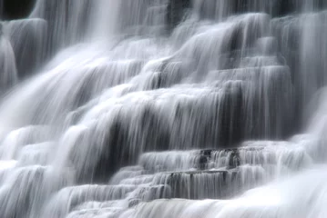 Kaskadierender Wasserfall mit glatt fließendem Wasser © Janice Higgins