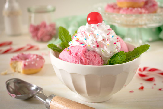 Food Photography Of A Retro 50's Diner Style Peppermint Ice Cream In A White Bowl