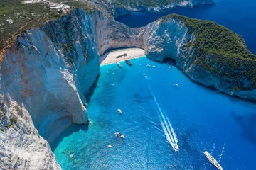 Crédence en verre imprimé Plage de Navagio, Zakynthos, Grèce Drone aérien tiré de la plage de Zakynthos Navagio avec des touristes avec un bateau de croisière dans la mer Ionnienne bleue