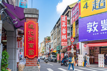 Fototapeta premium Dihua Street Market w Tajpej na Tajwanie, słynna atrakcja turystyczna, można zobaczyć spacery i zwiedzanie wokół niego. Ulica jest głównym celem obchodów chińskiego Nowego Roku