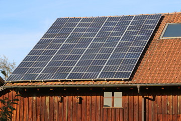 Fototapeta premium Solaranlage auf einem Hausdach, Photovoltaikanlage, Solarstrom