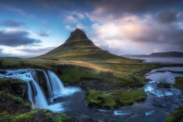 Fotobehang Kirkjufell beroemde Kirkufell-berg op het schiereiland Snaefellsness in het westen van IJsland, landschapsfotografie