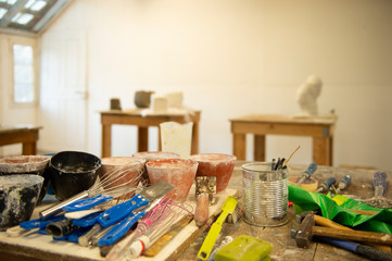 Sauber aufgereihte Werkzeuge zum Gipsen in einem Atelier