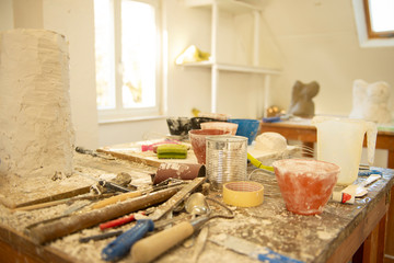 Gipsutensilien in einem Atelier