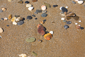 Nasse Kieselsteine am Strand von Kreta im Sommer.