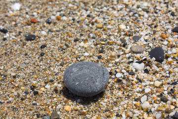 Einzelnen, Nassen Kieselsteine am Strand von Kreta im Sommer. Grau. 