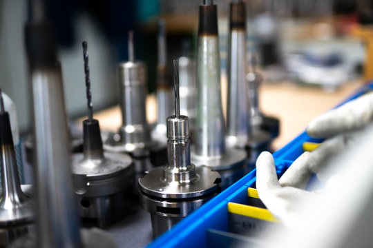 Industrielle Fertigung / Quality Check / Qualit&auml;tskontrolle der CNC Werkzeuge f&uuml;r die Produktion