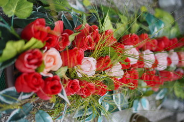 Fototapeta na wymiar Kompozycja z bukietem świeżo ściętych kwiatów