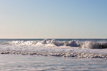 brechende Wellen am Nordseestrand