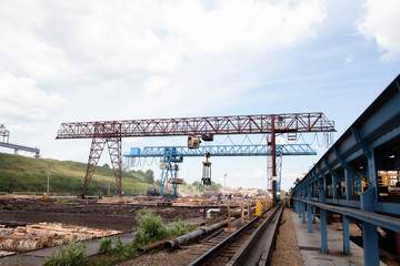 The work of a gantry crane in the plywood factory