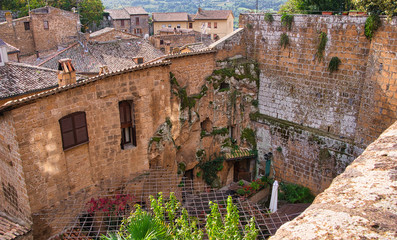 2019-11-02 ITALIAN COURTYARD IN ORVIETO