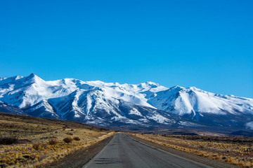Fototapeta premium Montañas nevadas