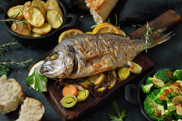 Mediterrane Küche: Gebackene ofenfrische Kräuter-Dorade mit Rosmarinkartoffeln und Brokkoli mit...