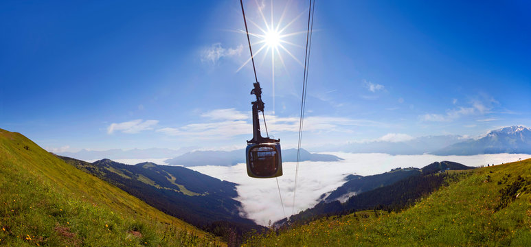 Die Schmittenh&ouml;hebahn &uuml;ber dem Zeller See