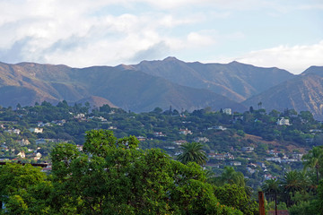 Fototapeta premium A panoramic high elevation overview over the Santa Barbara east side with the Santa Ynez mountain range in the back