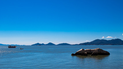 Mar azul tropical em dia de sol