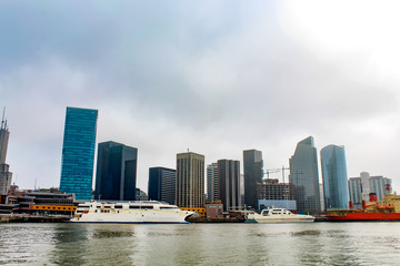 Obraz premium Neblina marítima encobrindo a paisagem de Puerto Madero , Buenos Aires, Argentina
