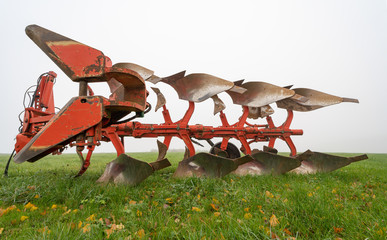 Landmaschine Pflug auf dem Feld