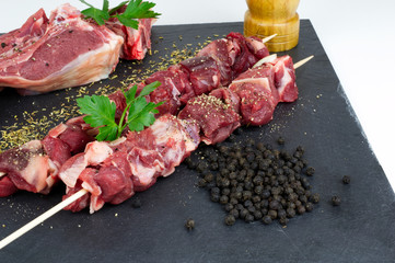 brochettes crues poivre noire