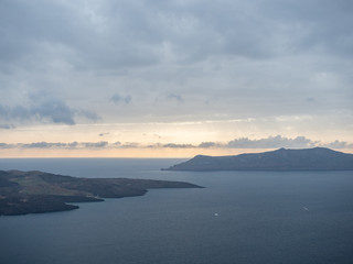 Obraz premium Santorini sunset cloudy sea island