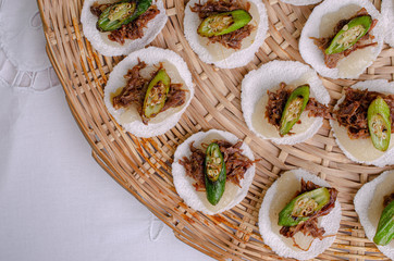 carne de sol na cama de tapioca com quiabo