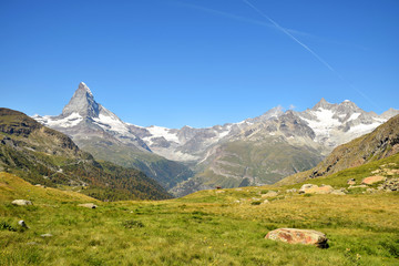 Fototapeta na wymiar Gorgeous wide view of the Matterhorn and the surrounding Swiss Alps with clear blue skies, Zermatt, Switzerland