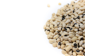 Fagioli dall’occhio isolati su sfondo bianco