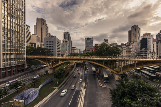 Centro da cidade de S&atilde;o Paulo com Viaduto Santa Ifig&ecirc;nia em destaque