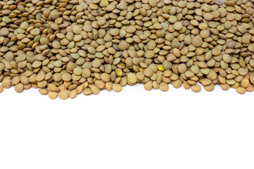lenticchie isolate su fondo bianco