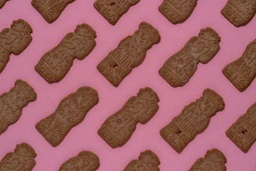 Spekulatius in Reih und Glied auf rosa Hintergrund