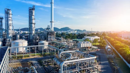 Plexiglas foto achterwand Luchtfoto van slimme chemische olieraffinaderij, elektriciteitscentrale op blauwe hemelachtergrond, gas- en oliedepot. © Yellow Boat