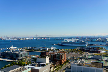 Naklejka premium 横浜ベイブリッジが見える風景