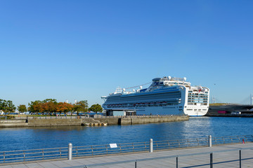 Fototapeta premium クルーズ船が見える風景