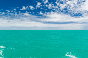 Linda imagem de barco navegando em um paraíso tropical.Beautiful image of boat sailing in a tropical paradise