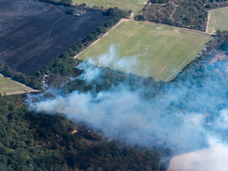 vue aérienne d'un feu pendant la sècheresse dans la Vienne en France