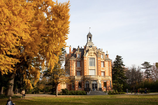 Global view of 19th century villa and park