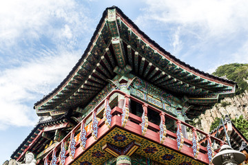 Fototapeta premium Dach Hanok z widokiem na tradycyjną Koreę.