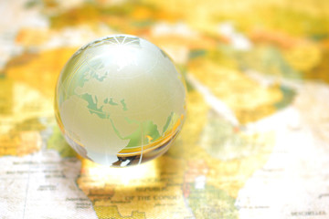 世界地図と地球儀（ガラス玉）