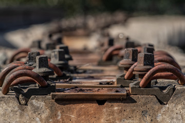 raíles oxidados de la via del tren 