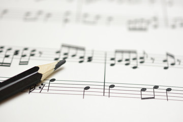 楽譜と鉛筆　作曲のイメージ