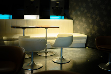 薄暗いロビーに置かれたテーブルセット